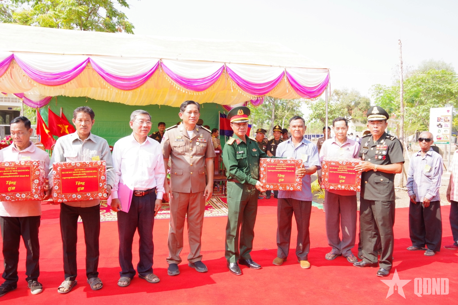 Bộ CHQS tỉnh Khánh Hòa thăm, chúc Tết Chol Chnam Thmay và hỗ trợ y tế tại Campuchia